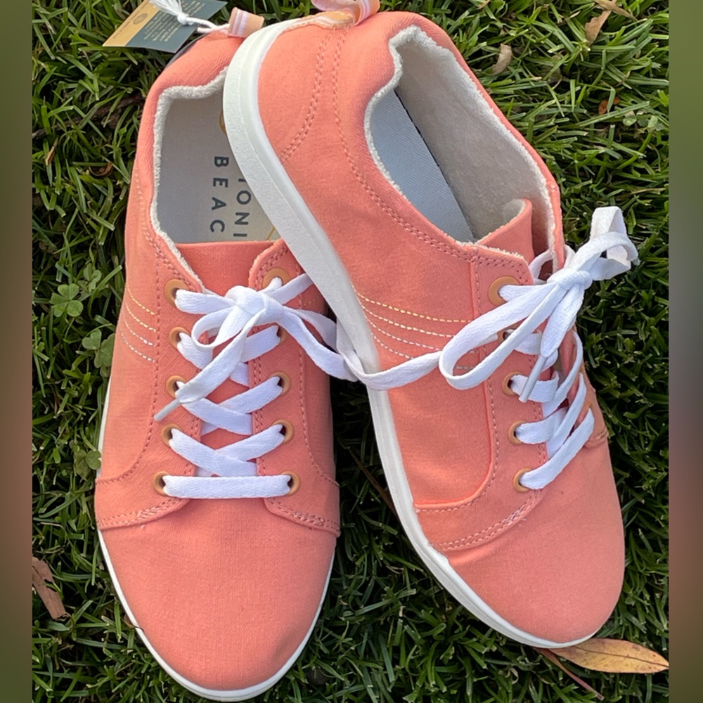 NEW Ladies Vionic Size 9 Sneakers